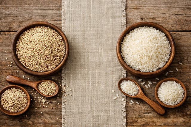 Confronto tra Quinoa e Riso con ingredienti freschi.