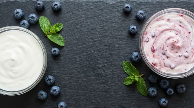 Rappresentazione visiva con ingredienti freschi relativi ad Activia e Yomo. - cover